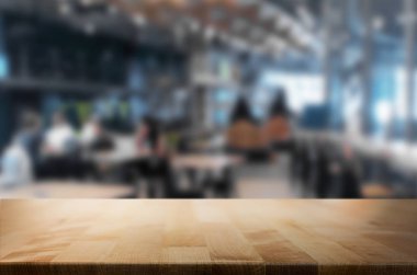 Seçilen odak boş kahverengi ahşap masa ve kahve dükkanı veya resta
