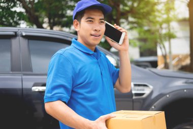 Messenger adam kutusu tutun ve akıllı telefon ve ödeme termi üzerinde konuşmak