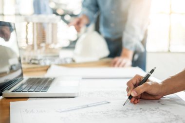 Yakın çekim, kişinin mühendis el çizim planı üzerinde mavi baskı wi