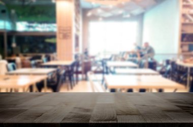 Seçilen odak boş kahverengi ahşap masa ve kahve dükkanı veya resta