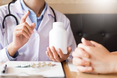  Tablet ilacın tutan el doktor ve hasta ho açıklamak