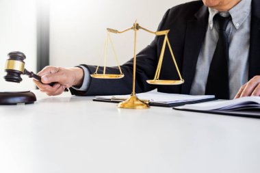 Erkek yargıç avukat içinde A mahkeme çarpıcı tokmak sondaj 