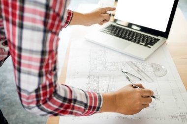Kişinin el çizim planı üzerinde mavi baskı ile mimar mühendis.