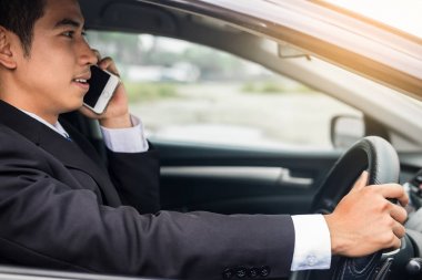 Ben telefon mobil akıllı kullanarak çekici yakışıklı genç iş adamı