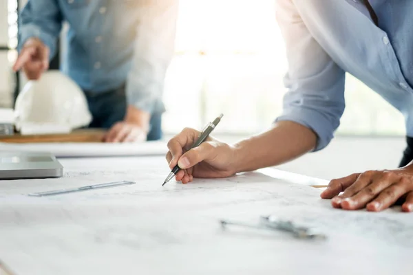 Primer plano del plan de dibujo a mano del ingeniero de persona en impresión azul wi — Foto de Stock