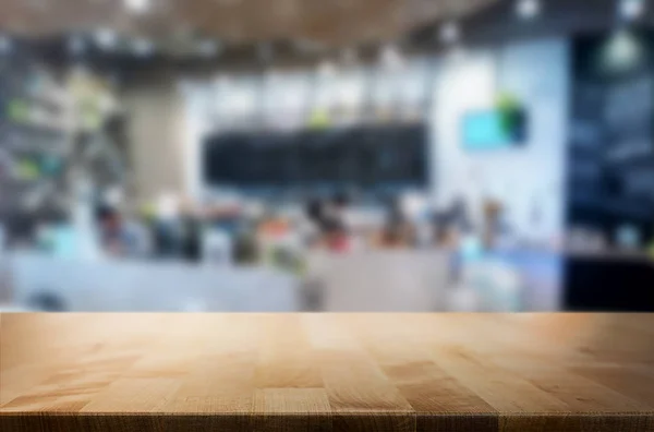 Foco selecionado mesa de madeira marrom vazia e cafeteria ou resta — Fotografia de Stock
