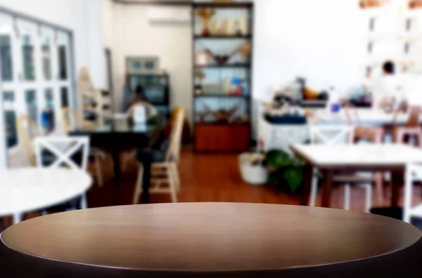 選択したフォーカスを空に茶色の木製のテーブルとコーヒー ショップやレスタ — ストック写真