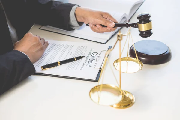 Male Judge lawyer In A Courtroom Striking The Gavel on sounding — Stock Photo, Image