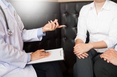 dikkatle dinliyor bir erkek hasta doktor açıklayan hasta s