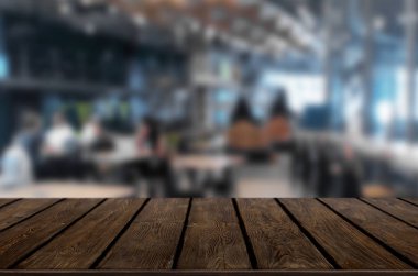 Seçilen odak boş kahverengi ahşap masa ve kahve dükkanı veya resta