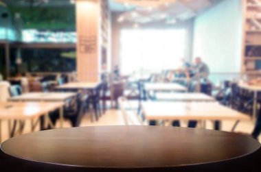 Seçilen odak boş kahverengi ahşap masa ve kahve dükkanı veya resta