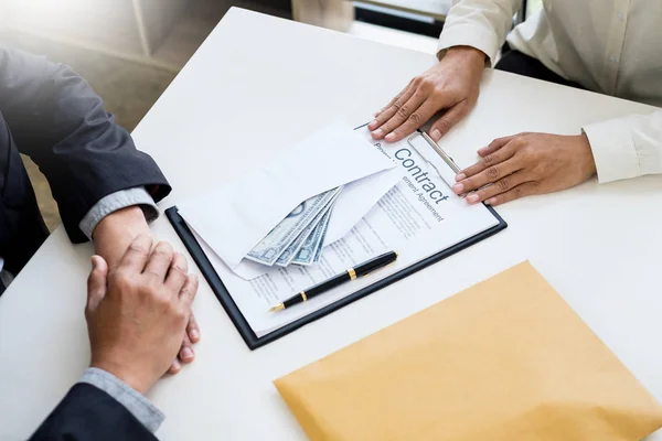 Korrupte Geschäftsmann oder Politiker bestechen in Form von Hundert — Stockfoto