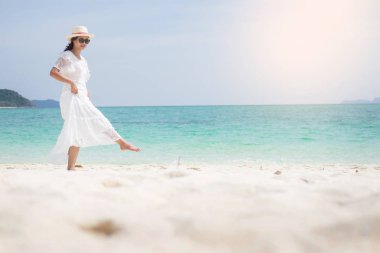 güzel bir kaygısız kadın rahatlatıcı plajda onun su keyfi