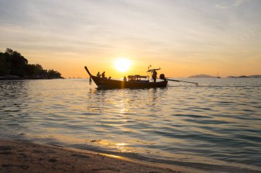 Güzel manzara Koh Lipe Island, Tayland. Siluet günbatımı sk