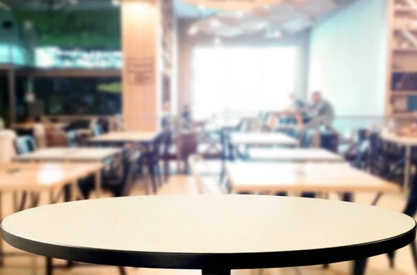 Focus selezionato tavolo in legno marrone vuoto e caffetteria o resta — Foto Stock