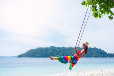 Tadını açık havada yaşam tarzı moda portre çarpıcı genç kız