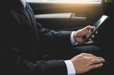 Ben telefon mobil akıllı kullanarak çekici yakışıklı genç iş adamı