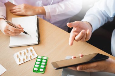  Tablet ilacın tutan el doktor ve hasta ho açıklamak