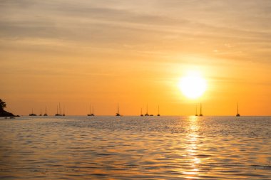 Deniz plaj yukarıda güzel gün batımı.