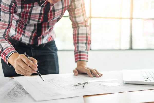 Plan de dessin à la main de l'ingénieur de la personne sur Blue Print avec architecte — Photo