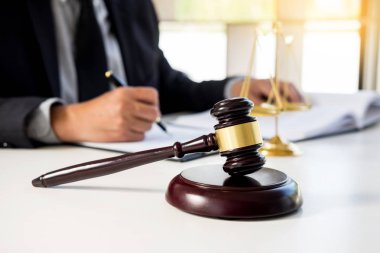 onun masasında mahkemede belgeyi okuma avukat yargıç yazıyor