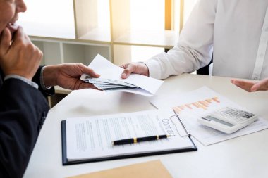 Bozuk işadamı ya da politikacı rüşvet hundre şeklinde