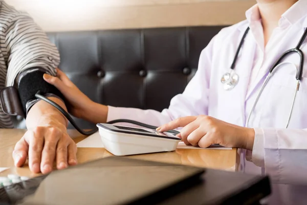 Concepto de salud, hospital y medicina - médico y paciente m — Foto de Stock