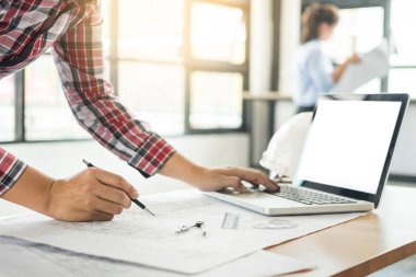 Yakın çekim, kişinin mühendis el çizim planı üzerinde mavi baskı wi