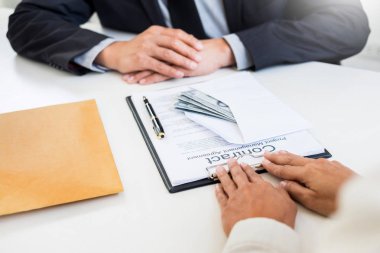 Bozuk işadamı ya da politikacı rüşvet hundre şeklinde