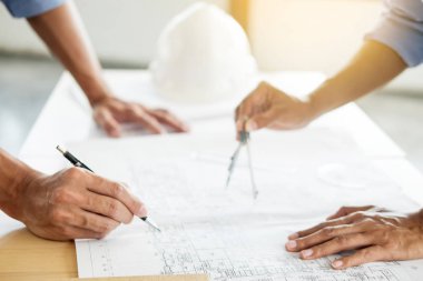 Yakın çekim, kişinin mühendis el çizim planı üzerinde mavi baskı wi