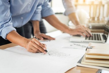 Yakın çekim, kişinin mühendis el çizim planı üzerinde mavi baskı wi