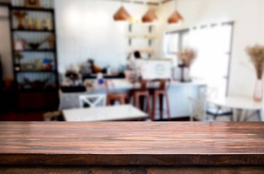 Seçilen odak boş kahverengi ahşap masa ve kahve dükkanı veya resta