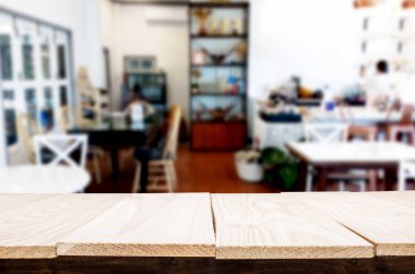 Seçilen odak boş kahverengi ahşap masa ve kahve dükkanı veya resta