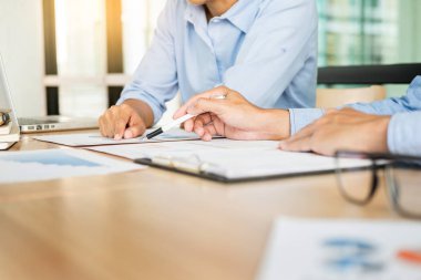 Çalışma planı ile Ofis Masası ve modern dijital bilgisayar laptop, ekip eller iş. Yönetici Mali Müfettiş ve rapor, yapım Sekreter dengesi hesaplama. 