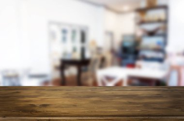 Seçilen odak boş kahverengi ahşap masa ve kahve dükkanı veya resta