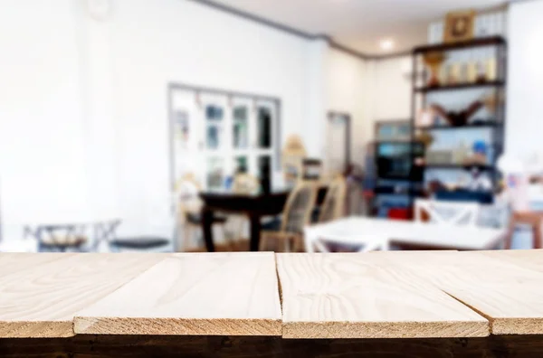 Focus selezionato tavolo in legno marrone vuoto e caffetteria o resta — Foto Stock