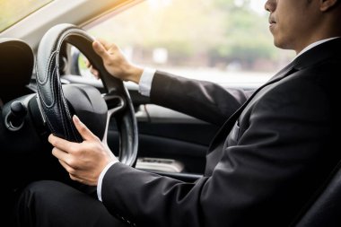 Lüks Spor Araba sürme bir genç yakışıklı işadamı portresi
