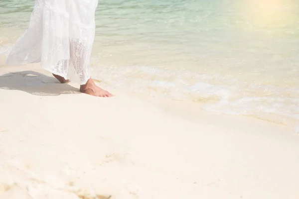 Μια όμορφη ανέμελη γυναίκα χαλαρώνοντας στην παραλία απολαμβάνοντας το su — Φωτογραφία Αρχείου