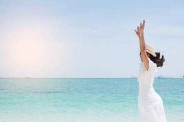 güzel bir kaygısız kadın rahatlatıcı plajda onun su keyfi