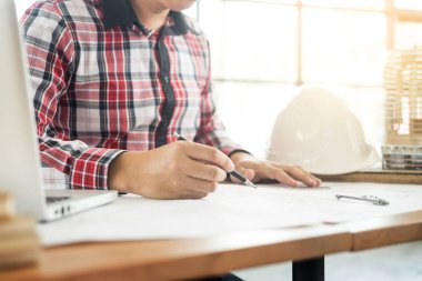 Kişinin el çizim planı üzerinde mavi baskı ile mimar mühendis.