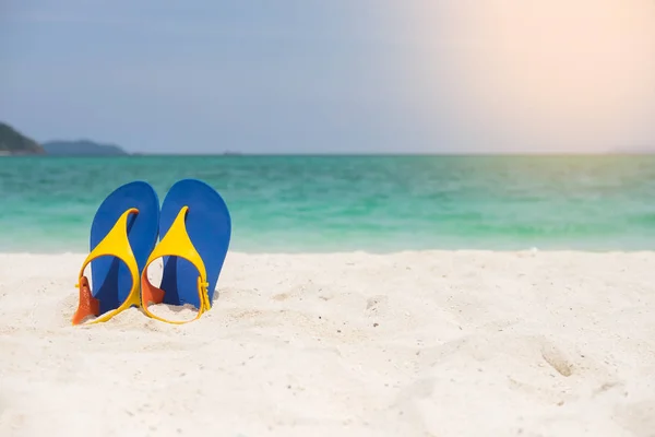 Παραλία σανδάλια στις ακτές της θάλασσας αμμώδης, έννοιας διακοπές και — Φωτογραφία Αρχείου