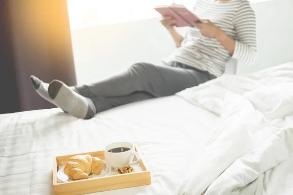 Vrouw boek of krant lezen en drinken koffie Ontbijt op — Stockfoto
