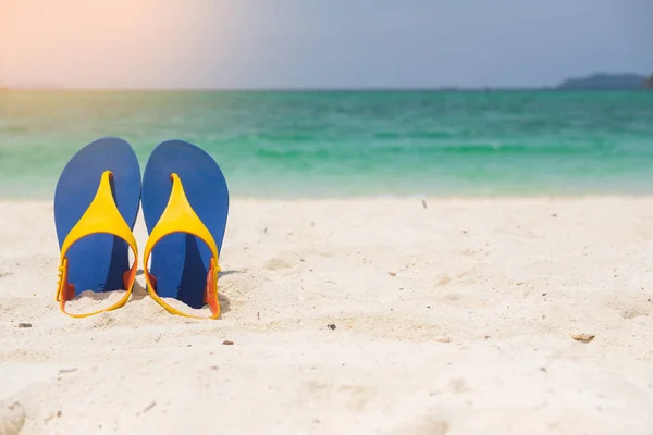 Sandalias de playa en la costa del mar de arena, vacaciones de concepto de verano y — Foto de Stock