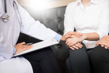 dikkatle dinliyor bir erkek hasta doktor açıklayan hasta s