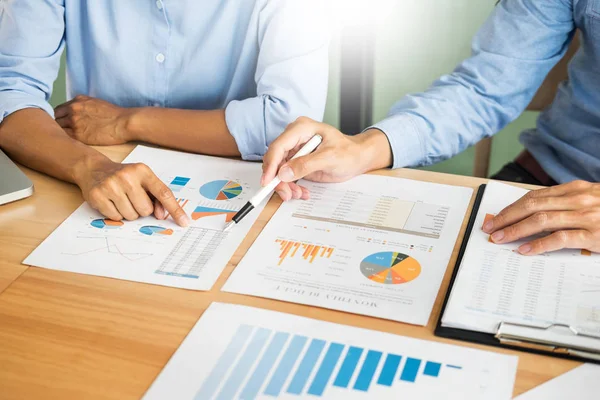 Business team händer på arbeta med planen på skrivbord och läge — Stockfoto