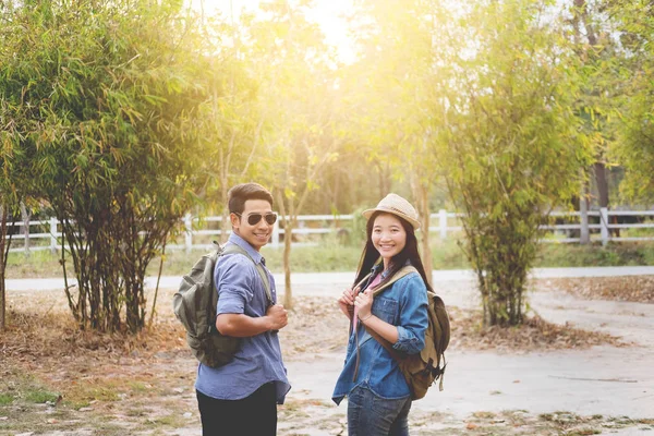 Tiro ao ar livre de jovens felizes amando caminhantes casal no vale do th — Fotografia de Stock