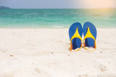 Sandalet kumlu deniz kıyısında plaj, konsept tatil ve tatil kavramı yaz. Tropikal deniz.