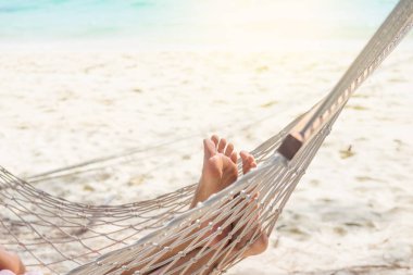 Kadın hamak sahilde rahatlatıcı