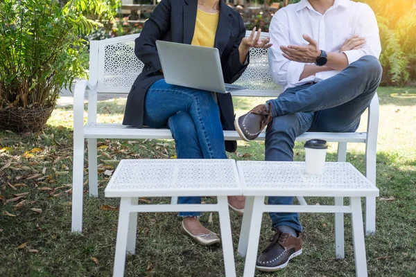 Conferencia Coworking Reunión Del Equipo Negocios Presente Colegas Ejecutivos Inversionistas — Foto de Stock