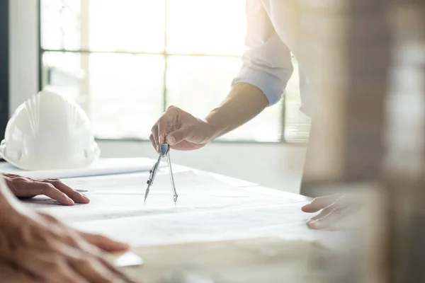 Nahaufnahme Der Person Ingenieur Handzeichnung Plan Auf Blauem Druck Mit — Stockfoto